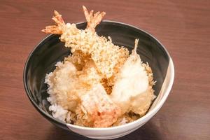 tempura com arroz em uma tigela, comida japonesa foto