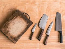 utensílios de cozinha no fundo da mesa de madeira. foto