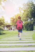 menino caminhando para a escola foto