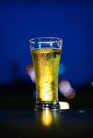 copo de cerveja legal no crepúsculo - relaxe com cerveja no conceito de jardim foto