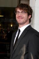 los angeles, 20 de junho - john gallagher jr chega à hbo s the newsroom los angeles estréia no cinerama dome theater em 20 de junho de 2012 em los angeles, ca foto