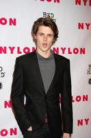 los angeles, 10 de abril - eugene simon chega à celebração do 13º aniversário da revista nylon no smashbox em 10 de abril de 2012 em los angeles, ca foto