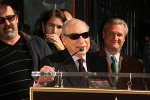 los angeles, 13 de dezembro - mel brooks at the paul mazursky star na cerimônia da calçada da fama de hollywood em hollywood blvd em 13 de dezembro de 2013 em los angeles, ca foto