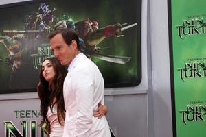 los angeles, 3 de agosto - megan fox, will arnett na estréia das tartarugas ninja mutantes adolescentes no teatro da vila em 3 de agosto de 2014 em westwood, ca foto