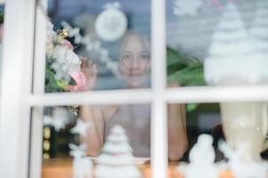 retrato de mulher bonita em um restaurante, café com sentimento feliz foto