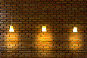 parede de tijolos iluminada por três equipamentos de iluminação