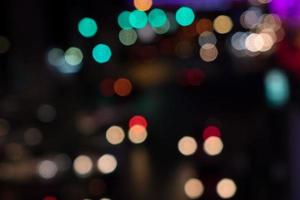 luzes desfocadas desfocadas do engarrafamento na cidade foto