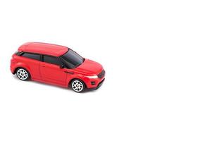 carro de brinquedo vermelho sobre fundo branco foto