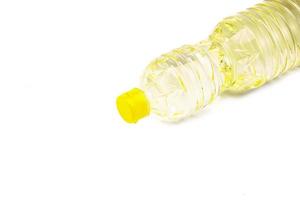 garrafa de óleo vegetal para cozinhar isolado no fundo branco foto