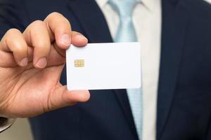 homem segurando segurando cartão de crédito em branco foto