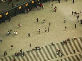 vista aérea de uma praça com pessoas andando e sentadas foto