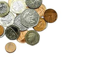 vista superior e colheita de moedas de moeda britânica isolam em fundo branco. foto