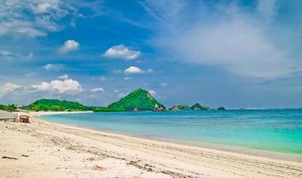 a beleza da praia mandalika na ilha de lombok, indonésia foto