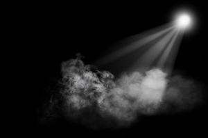 pó abstrato ou efeito de fumaça com holofotes isolados em fundo preto foto