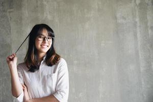 linda jovem asiática portriat - conceito de estilo de vida de mulher feliz foto