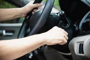 homem liga o carro usando uma chave - pessoas usando carro no conceito de vida cotidiana foto