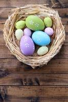 ovos de Páscoa no ninho na cor de fundo de madeira