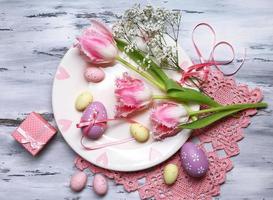 cenário de mesa de Páscoa com tulipas e ovos foto