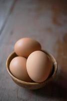 ovo no prato de madeira foto