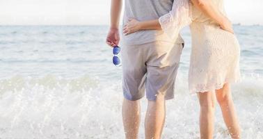 casal asiático na praia foto