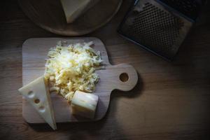 belos queijos na cozinha - conceito de preparação de comida de queijo foto