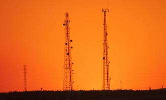 antenas de tv após o pôr do sol foto