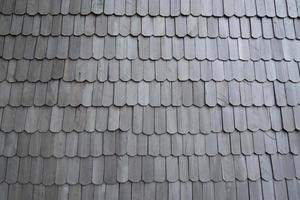 detalhes exteriores do telhado de uma casa feita de madeira de ferro, textura de fundo cinza escuro