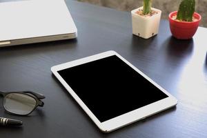 gadget de computador de toque de tablet com tela de toque em branco na mesa
