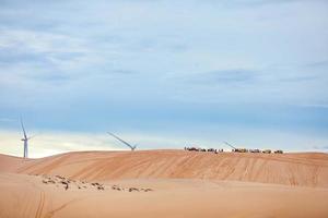 uma bela paisagem, cru de céu azul no deserto, bela paisagem de dunas de areia branca o local de atração turística popular em mui ne, vietnã. foto