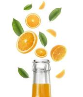 garrafa de suco de laranja e laranjas suculentas caindo com folhas verdes, isoladas em fundo transparente. voando desfocando fatias de laranjas. aplicável para publicidade de suco de frutas foto