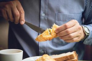 homem de negócios come o café da manhã americano em um hotel - as pessoas tomam um café da manhã no conceito de hotel foto