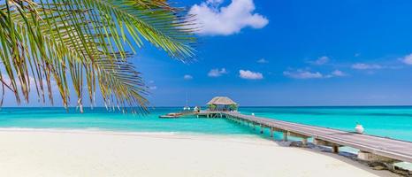 incrível paisagem panorâmica da praia das maldivas. paisagem de praia tropical, cais de madeira de resort de villa de água de luxo. fundo de destino de viagem luxuoso para férias de verão e conceito de férias foto