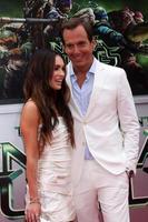 los angeles, 3 de agosto - megan fox, will arnett na estréia das tartarugas ninja mutantes adolescentes no teatro da vila em 3 de agosto de 2014 em westwood, ca foto