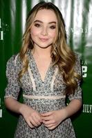 los angeles, 9 de dezembro - sabrina carpenter at the peter pan and tinker bell, uma noite de abertura de natal de piratas no teatro pasadena em 9 de dezembro de 2015 em pasadena, ca foto