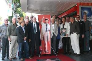 los angeles, 25 de julho - paul reiser, joe mantegna, ed begley, jr, amigos na cerimônia póstuma da estrela da calçada da fama de peter falk na calçada da fama de hollywood em 25 de julho de 2013 em los angeles, ca foto