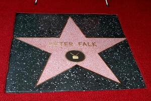 los angeles, 25 de julho - estrela de peter falk na cerimônia póstuma da estrela da caminhada da fama de peter falk na calçada da fama de hollywood em 25 de julho de 2013 em los angeles, ca foto