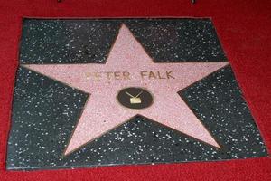 los angeles, 25 de julho - estrela de peter falk na cerimônia póstuma da estrela da caminhada da fama de peter falk na calçada da fama de hollywood em 25 de julho de 2013 em los angeles, ca foto