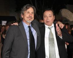 los angeles, 3 de novembro - peter farrelly, bobby farrelly at the dumb and dumber estreia no teatro da vila em 3 de novembro de 2014 em los angeles, ca foto