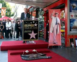 los angeles, 25 de julho - ed begley jr na cerimônia póstuma da estrela da calçada da fama de peter falk na calçada da fama de hollywood em 25 de julho de 2013 em los angeles, ca foto