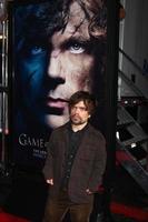 los angeles, 19 de março - peter dinklage chega a uma noite com o jogo dos tronos apresentado pela academia de artes e ciências da televisão no teatro chinês em 19 de março de 2013 em los angeles, ca foto