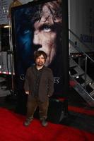 los angeles, 19 de março - peter dinklage chega a uma noite com o jogo dos tronos apresentado pela academia de artes e ciências da televisão no teatro chinês em 19 de março de 2013 em los angeles, ca foto