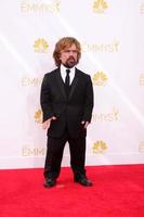 los angeles, 25 de agosto - peter dinklage nos prêmios emmy do horário nobre de 2014, chegadas à nokia no la live em 25 de agosto de 2014 em los angeles, ca foto