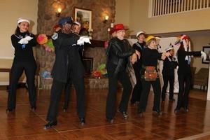 los angeles, 27 de julho - tap chicks no norbert wagner desejo de uma vida pam kay and the tap chicks performance no brookdale senior living center em 27 de julho de 2016 em loma linda, ca foto