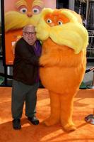 los angeles, 19 de fevereiro - danny devito, lorax chega na estréia de lorax no anfiteatro gibson em 19 de fevereiro de 2012 em los angeles, ca foto