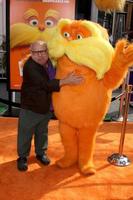 los angeles, 19 de fevereiro - danny devito, lorax chega na estréia de lorax no anfiteatro gibson em 19 de fevereiro de 2012 em los angeles, ca foto