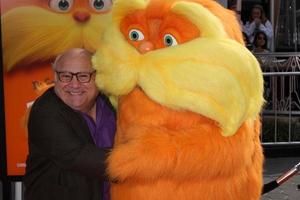 los angeles, 19 de fevereiro - danny devito, lorax chega na estréia de lorax no anfiteatro gibson em 19 de fevereiro de 2012 em los angeles, ca foto