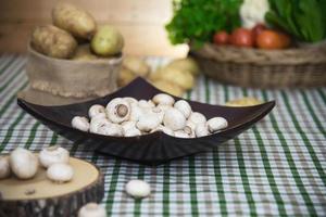 vegetais de cogumelos champignon frescos na cozinha - conceito de cozimento de vegetais de cogumelos frescos foto