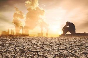 conceito de aquecimento global e seca as pessoas sentaram-se de luto pela seca. um mundo sem escassez de água e alimentos. crise hídrica e alimentar foto