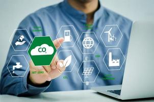 mão de empresário toca energia renovável de aquecimento global uma tela virtual. reduzir as emissões de CO2. conceito de desenvolvimento de negócios sustentável. foto