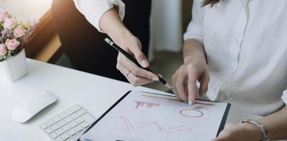 suporte de equipe de negócios e conceito de reunião. grupo de investidores trabalhando e apontando para a tarefa de finanças de papelada financeira. foto